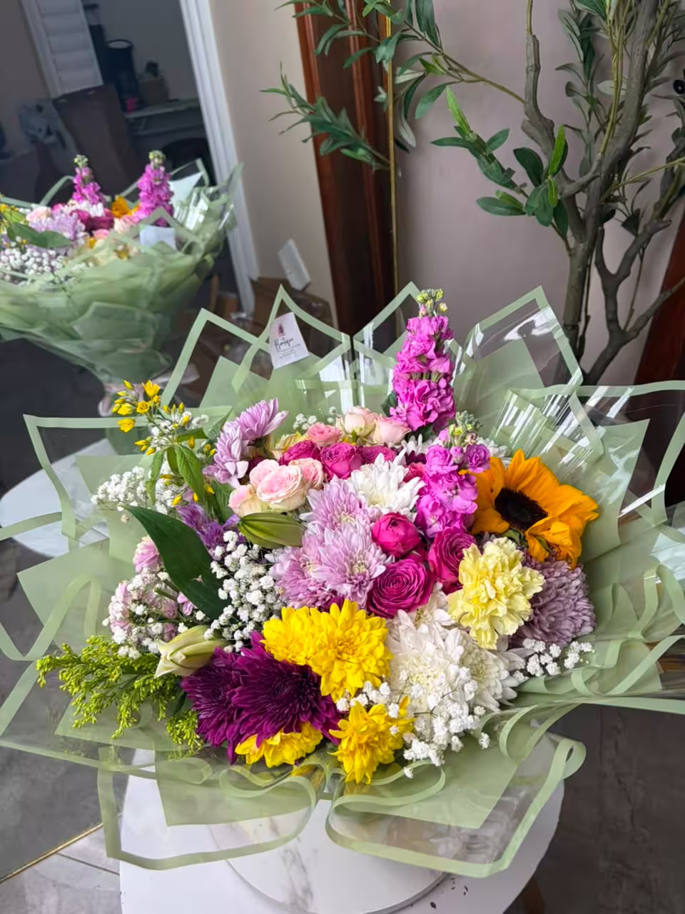 Large Mixed — detail 5 — flowers delivered in Accra