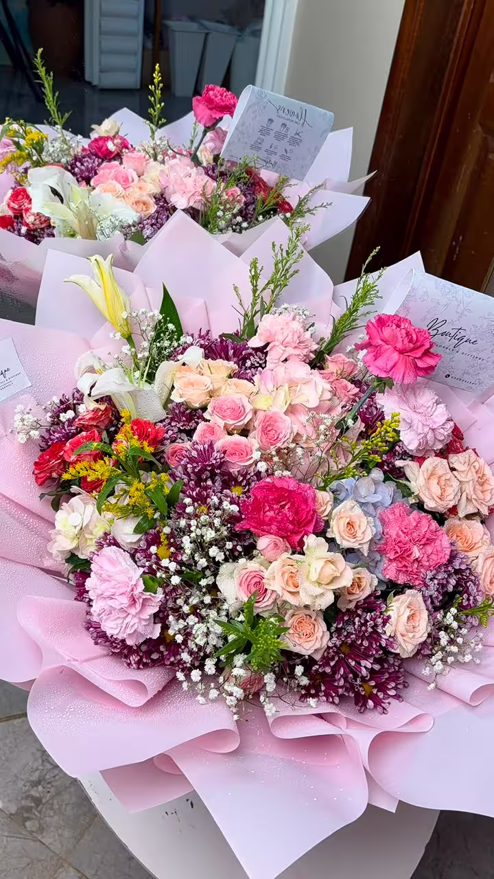 Large Mixed — detail 1 — flowers delivered in Accra